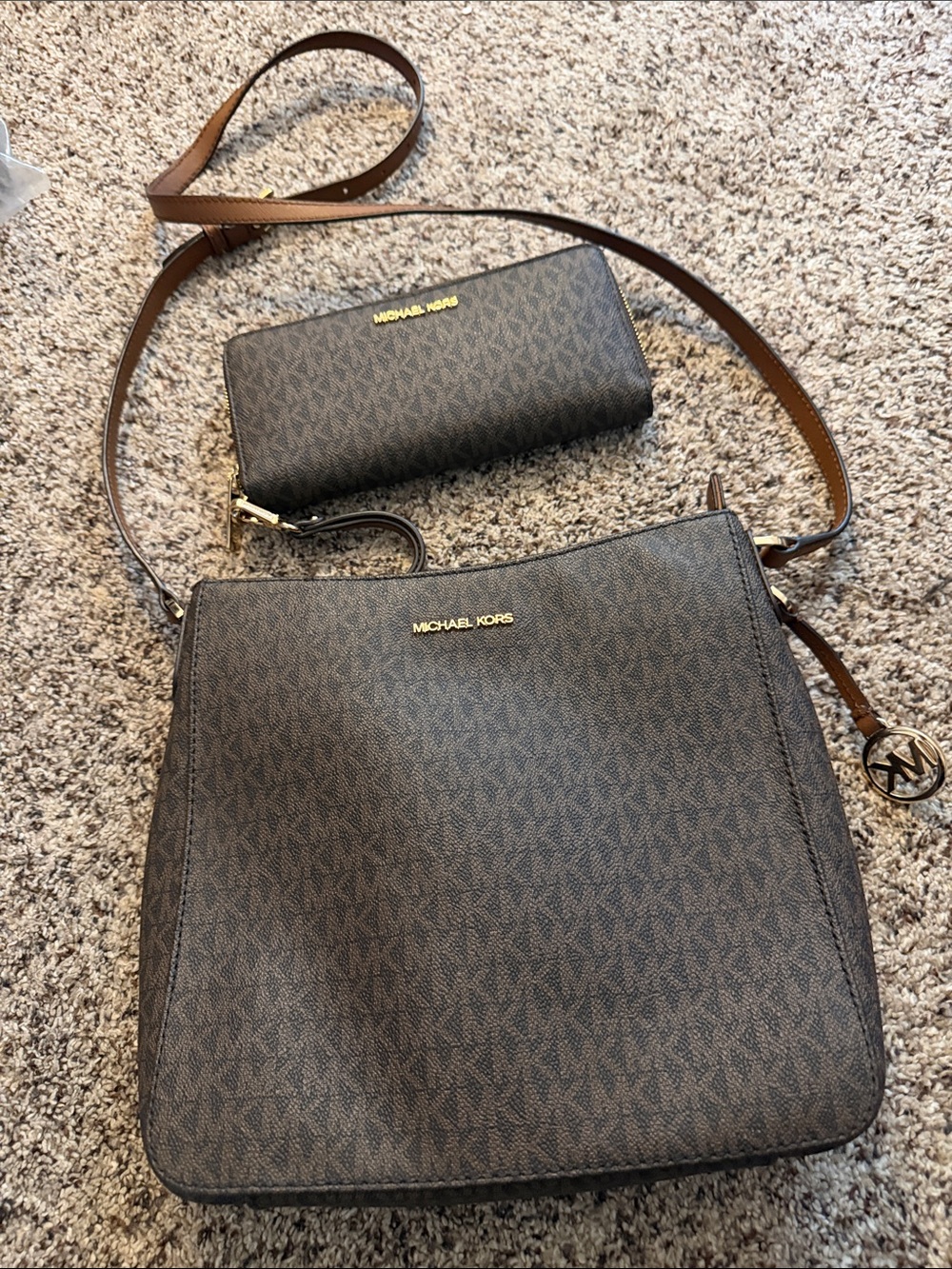 Matching Micheal Kors purse & wallet - Picture 1 of 9